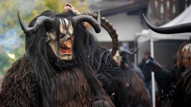 Die "Krampeler" bereiten sich auf den Umzug vor, © Tirol Werbung / Lea Neuhauser