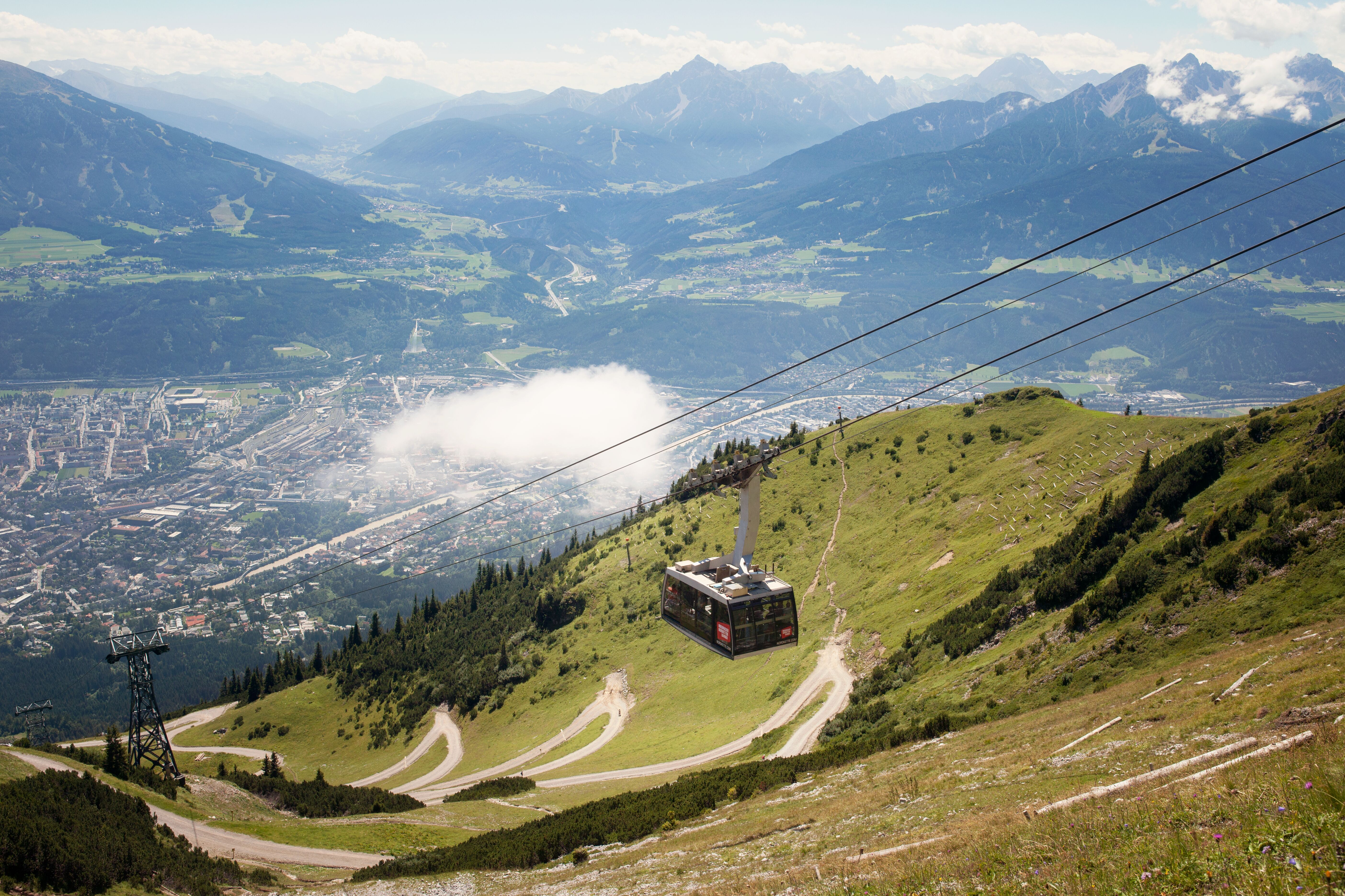 Die Nordkettenbahn über Innsbruck im Sommer