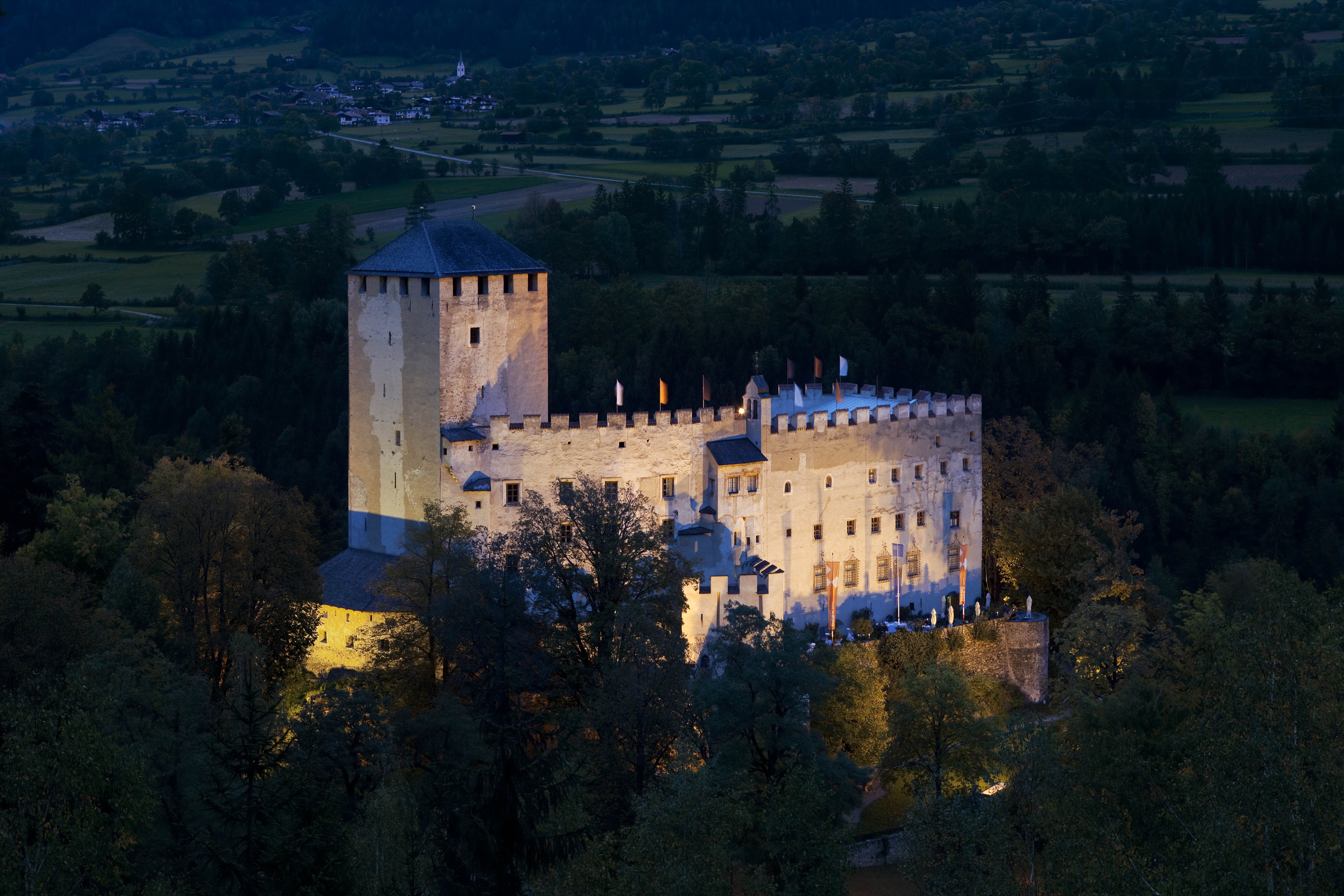 Schloss Bruck beleuchtet, auf einer Erhebung