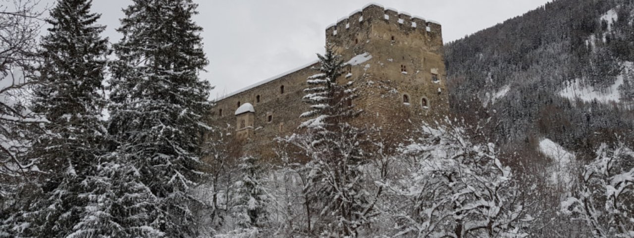 Zamek Berneck zimą, © Burg Berneck