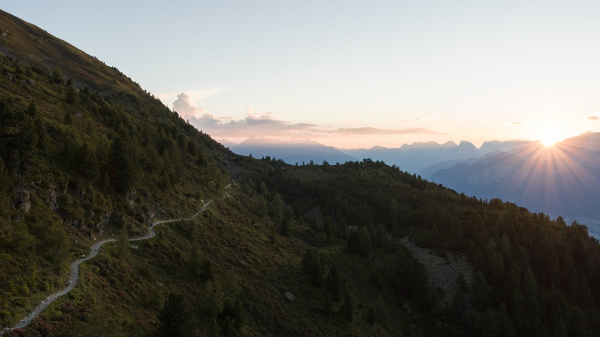 Zmrok na szlaku Zirbenweg