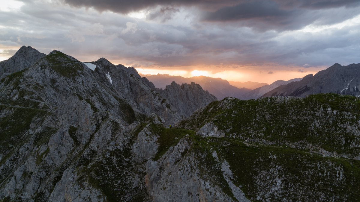 Zachód słońca w parku krajobrazowym Naturpark Karwendel