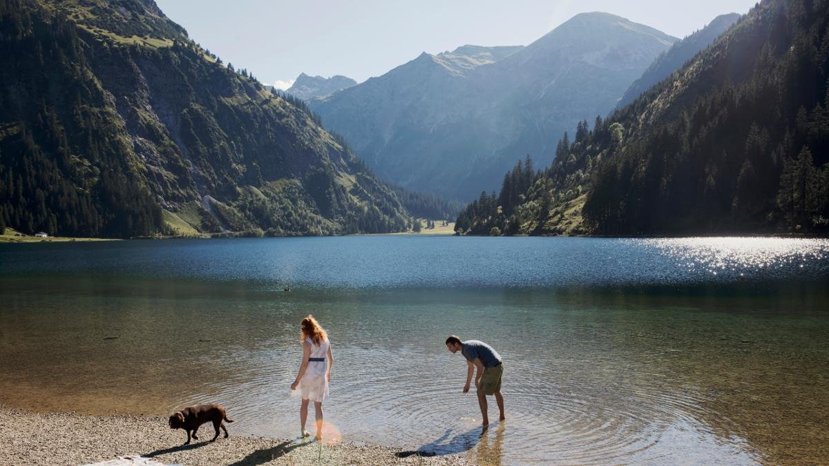 Wie eine große blaue Perle liegt der Vilsalpsee in einem Seitental des Tannheimer Tals, umgeben von hohen Berggipfeln. Ein Spaziergang zu dem artenreichen Naturschutzgebiet ist für jeden ein Erlebnis – auch für Kinder und wenig geübte Wanderer., © Tirol Werbung/Kathrein Verena