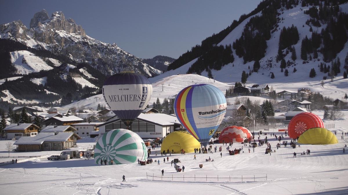 Es ist eine lange Tradition im Tannheimer Tal: das Internationale Ballonfestival. Jedes Jahr im Jänner zaubern jede Menge Heißluftballons aus aller Welt bunte Farbtupfer an den Himmel. Richtig romantisch wird’s beim abendlichen „Ballonglühen“., © Tannheimer Tal