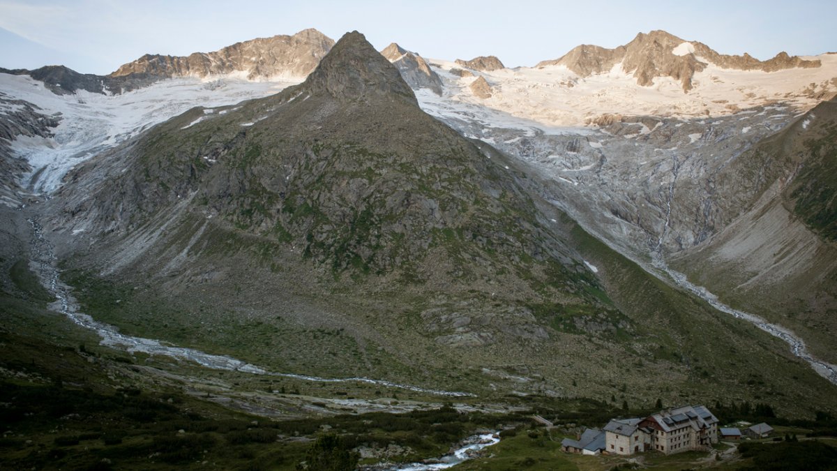 Berliner Hütte na tle Zillertaler Hauptkamm